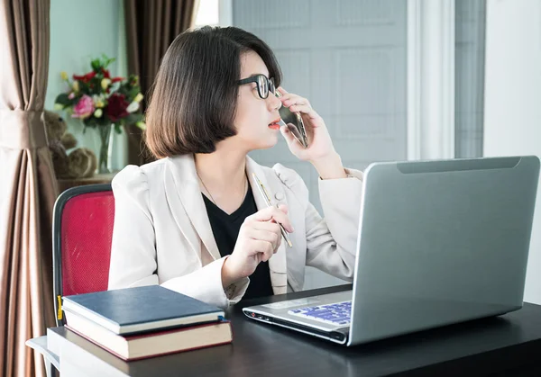 Frau arbeitet im Homeoffice am Laptop — Stockfoto