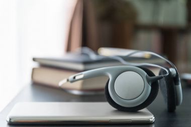 Kitap ve cep telefonu kulaklık 