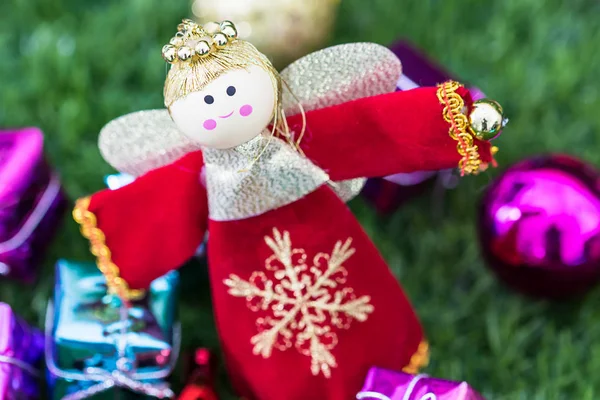 Weihnachtsengel Puppe und Weihnachtsdekoration — Stockfoto