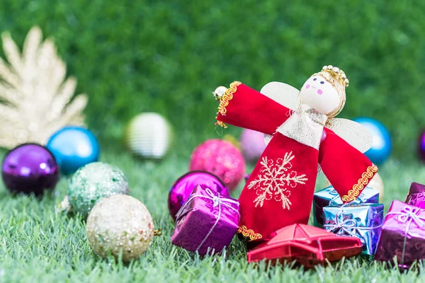 クリスマス天使人形とクリスマスの装飾 — ストック写真