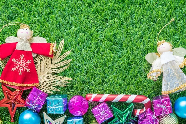 コピー スペースと緑の草の上のクリスマスの装飾 — ストック写真