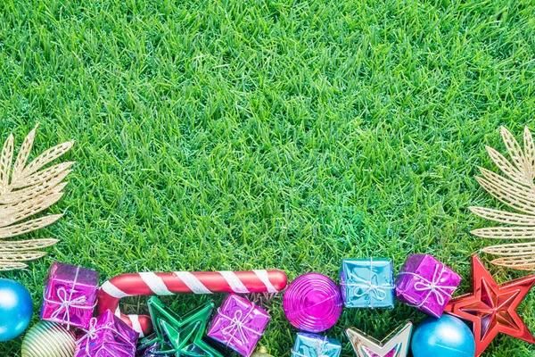 Kerstdecoratie op groen gras met kopie ruimte — Stockfoto