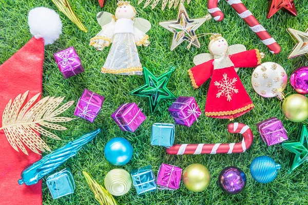 Bovenaanzicht Kerstdecoratie op groen gras — Stockfoto