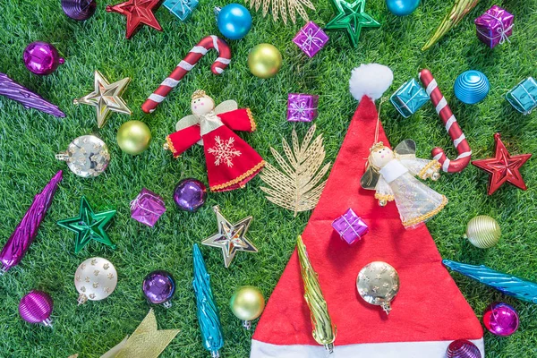 Το Top view Χριστουγεννιάτικη διακόσμηση για την πράσινη χλόη — Φωτογραφία Αρχείου