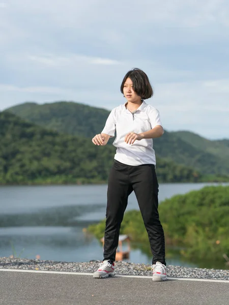 Woman short hair doing exercising outdoor — Stock Photo, Image