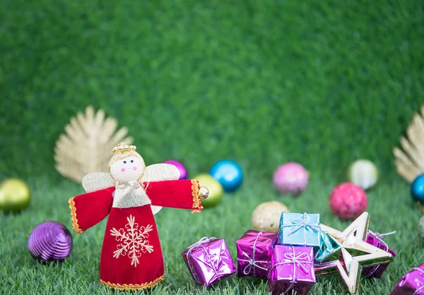 Weihnachtsdekoration auf Gras mit Kopierraum — Stockfoto