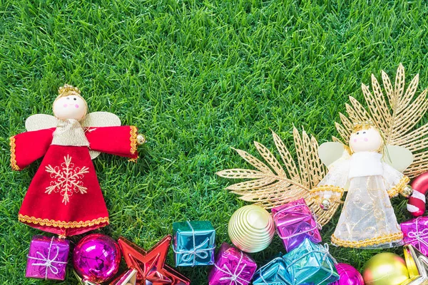 Weihnachtsdekoration auf grünem Gras Hintergrund — Stockfoto