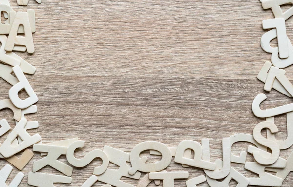 Вид зверху Abc алфавіту на фоні деревини — стокове фото