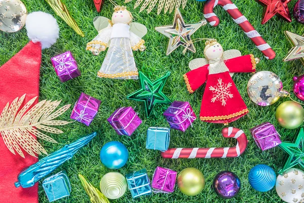 Bovenaanzicht Kerstdecoratie op groen gras — Stockfoto