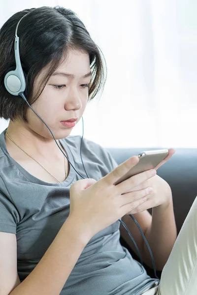 Giovane donna che ascolta musica dal telefono cellulare — Foto Stock