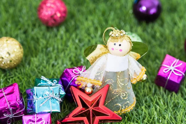 クリスマス天使人形とクリスマスの装飾 — ストック写真