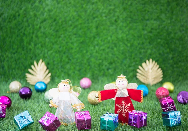 Juldekoration på gräs med kopia utrymme — Stockfoto