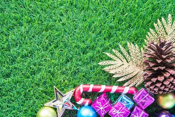緑の草の背景にクリスマスの装飾 — ストック写真