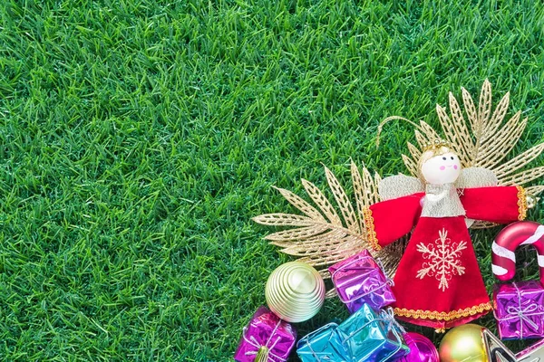 Decoração de Natal no fundo de grama verde — Fotografia de Stock