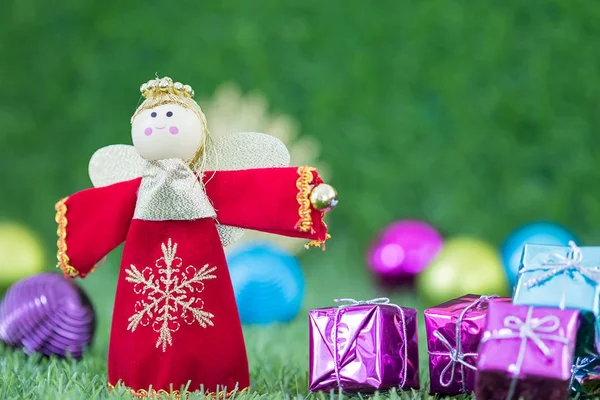 Weihnachtsdekoration aus nächster Nähe auf Gras — Stockfoto