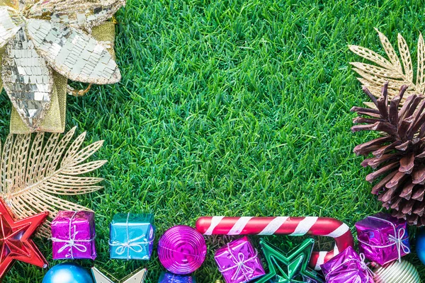 Kerstdecoratie op groen gras met kopie ruimte — Stockfoto