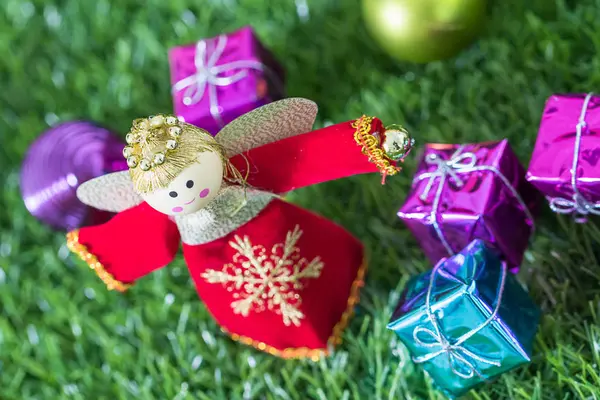 Close-up van Kerstdecoratie op gras — Stockfoto