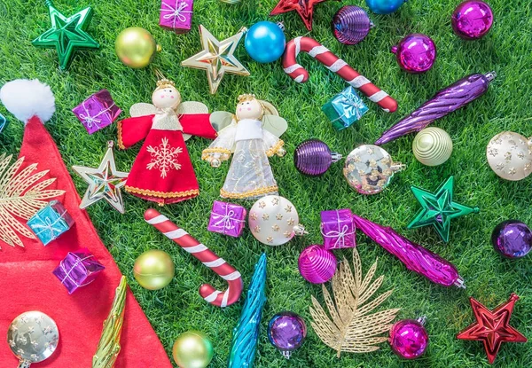 Von oben Weihnachtsdekoration auf grünem Gras — Stockfoto