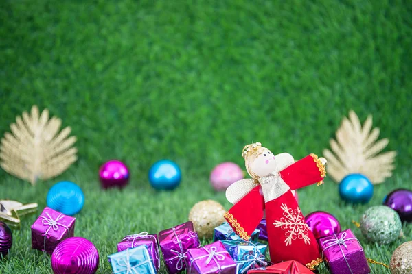 Kerstdecoratie op gras met kopie ruimte — Stockfoto