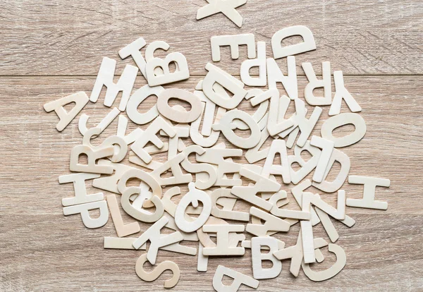 Vista superior ABC alfabeto sobre fundo de madeira — Fotografia de Stock