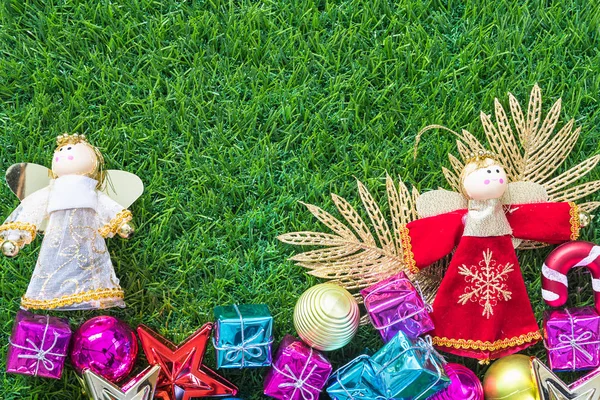 緑の草の背景にクリスマスの装飾 — ストック写真