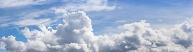 Kabarık bulutlar ile panoramik mavi gökyüzü 