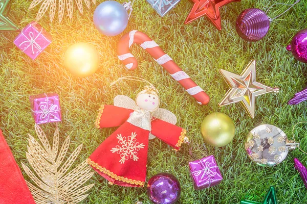 上から見る緑の芝生の上のクリスマスの装飾 — ストック写真