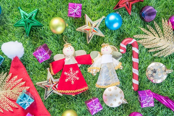Bovenaanzicht Kerstdecoratie op groen gras — Stockfoto