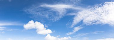 Kabarık bulutlar ile panoramik mavi gökyüzü 
