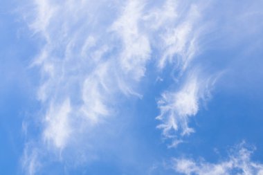 Pofuduk bulutlu mavi gökyüzü 