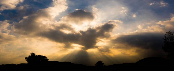 Panoramischer Sonnenuntergang mit Wolken im Dämmerhimmel mit Bergen — Stockfoto