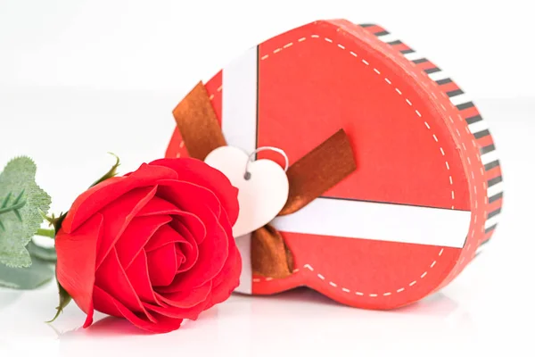 Cerrar rosa roja y caja en forma de corazón en blanco —  Fotos de Stock