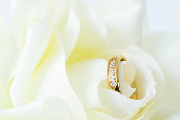 Cercano anillo de boda en blanco —  Fotos de Stock