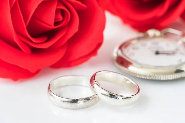 Rosa vermelha e anel de casamento em branco — Fotografia de Stock