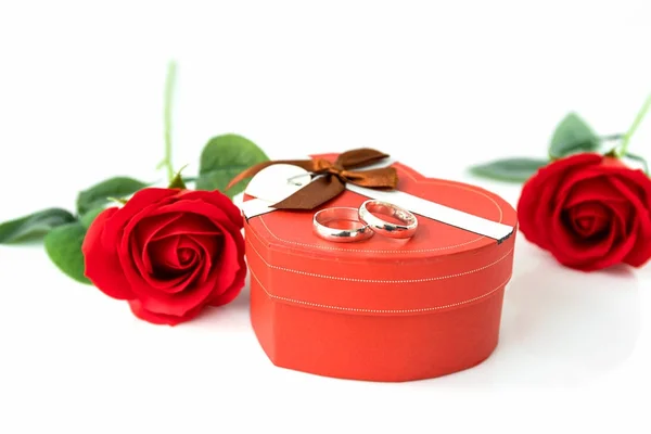 Rosa roja y caja en forma de corazón en blanco —  Fotos de Stock