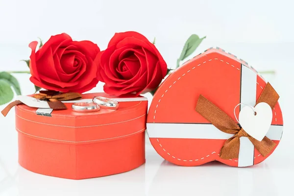 Anillo de boda y caja en forma de corazón en blanco —  Fotos de Stock