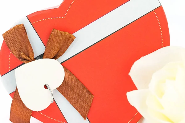 Närbild av vit ros och hjärtformade låda på vit — Stockfoto