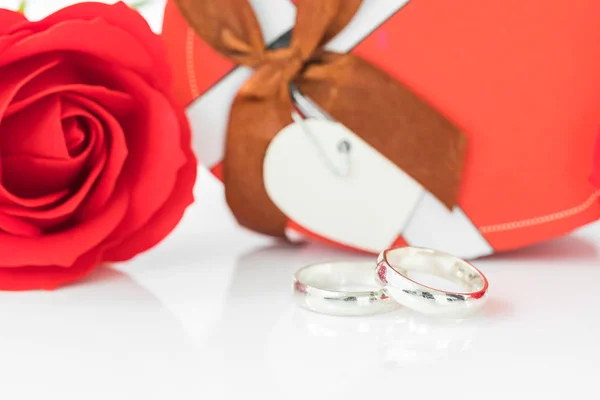 Rosa vermelha e caixa em forma de coração no branco — Fotografia de Stock