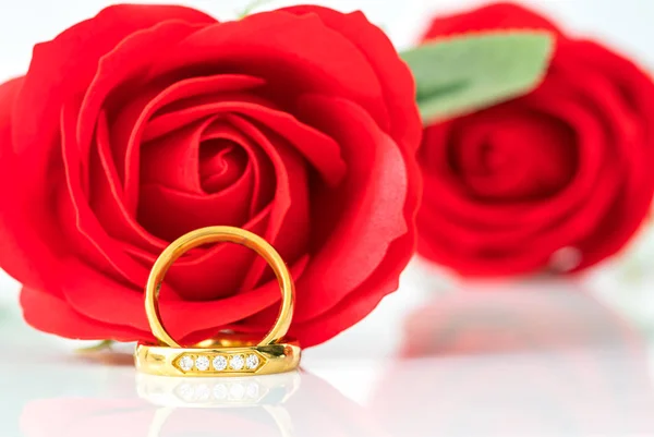 Cierre Rosas rojas y anillos de oro en blanco —  Fotos de Stock