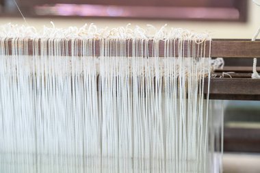 Elle ahşap dokuma tezgahında ipek pamuk dokumak