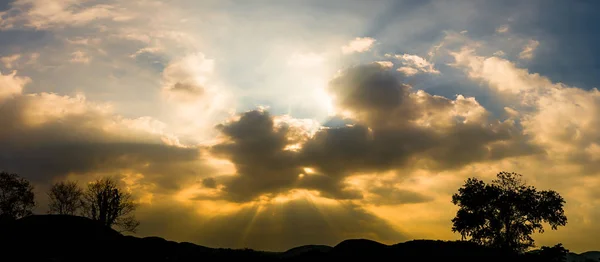 Pôr do sol panorâmico com nuvens no céu crepúsculo com montanha s — Fotografia de Stock