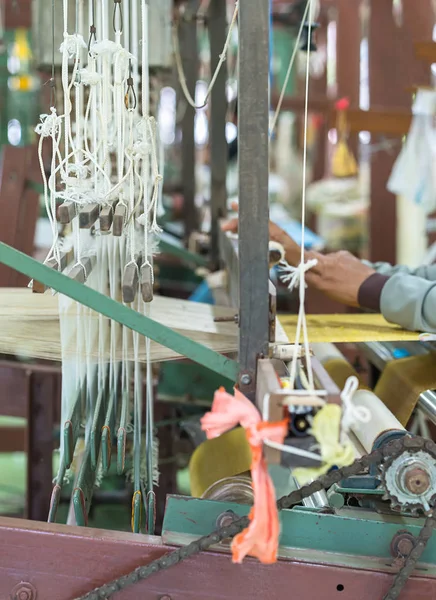 Tessitura in cotone di seta sul telaio manuale in legno — Foto Stock