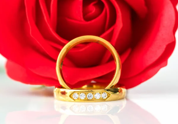 Close up Red roses and gold rings on white — Stock Photo, Image