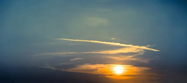 Pôr do sol panorâmico no céu twighligth — Fotografia de Stock