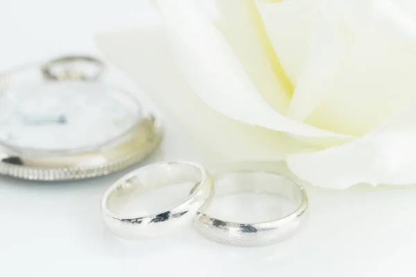 Anillos de boda sobre fondo blanco —  Fotos de Stock