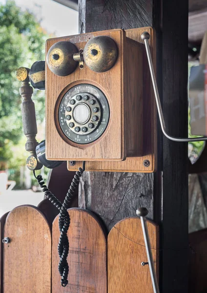 Vintage telefon zawiesza się na drewniany słup — Zdjęcie stockowe