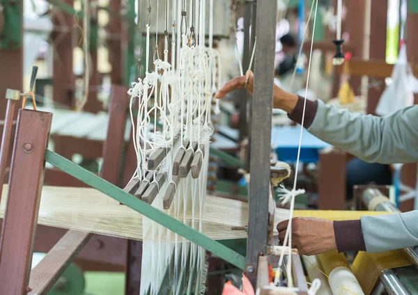 Tejer algodón de seda en el telar de madera manual — Foto de Stock