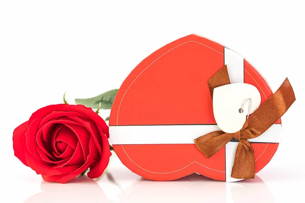 Close up rosa rossa e scatola a forma di cuore su bianco — Foto Stock