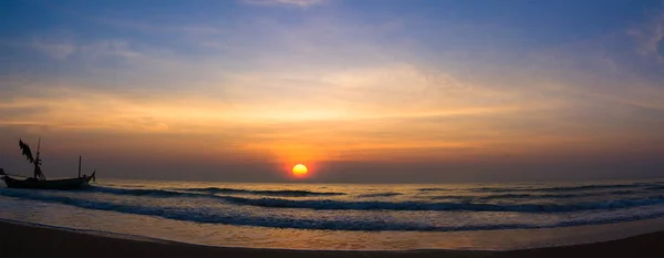 Cielo panorámico durante la puesta del sol en el cielo twighligth — Foto de Stock