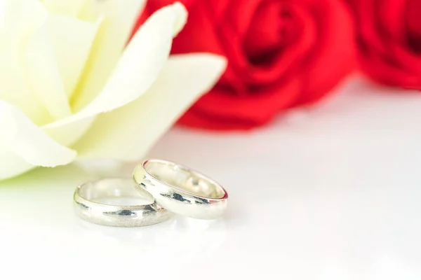 Red rose and wedding ring on white — Stock Photo, Image